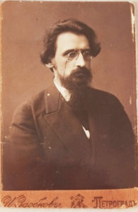 Профессор Лев Платонович Карсавин, Петроград, 1920 год. Передано дочерью Сусанной Львовной Карсавиной для Абезьского музея. В настоящее время хранится в фонда Интинского краеведческого музея. Фотокопия сделана при содействии директора музея Яны Станиславовны Румянцевой.