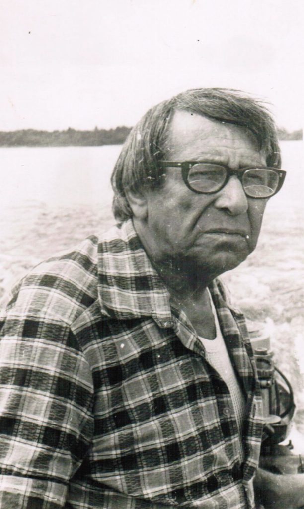 Аркадий Штейнберг. Около 1980 г. На реке Хотче близ своего деревнского дома.