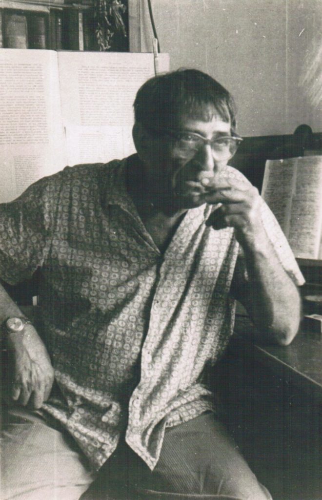 Аркадий Акимович Штейнберг. Справа — черновик перевода «Потерянного Рая». Начало 1970-х годов. Фото Л. Ковалева.