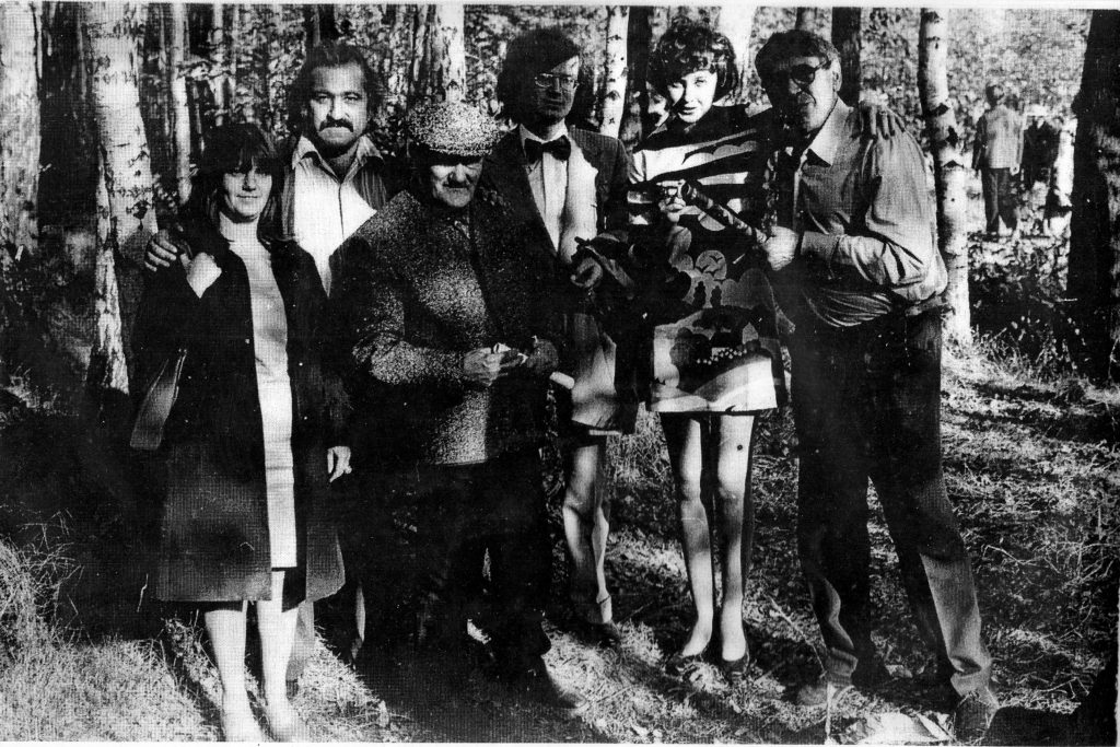 На фото (справа налево): Аркадий Штейнберг, Елена Щапова, Эдуард Лимонов (ее муж), Евгений Кропивницкий, Генрих Сапгир, Кира Сапгир. 28. 09. 1974 г. Измайлово. День первой официально разрешенной — на открытом воздухе — выставки художников-нонконформистов.